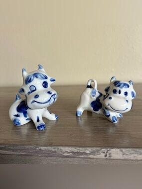 Delft Cow Figurines 2 Set Hand Painted Dutch Happy Smiling Blue White VTG Korea